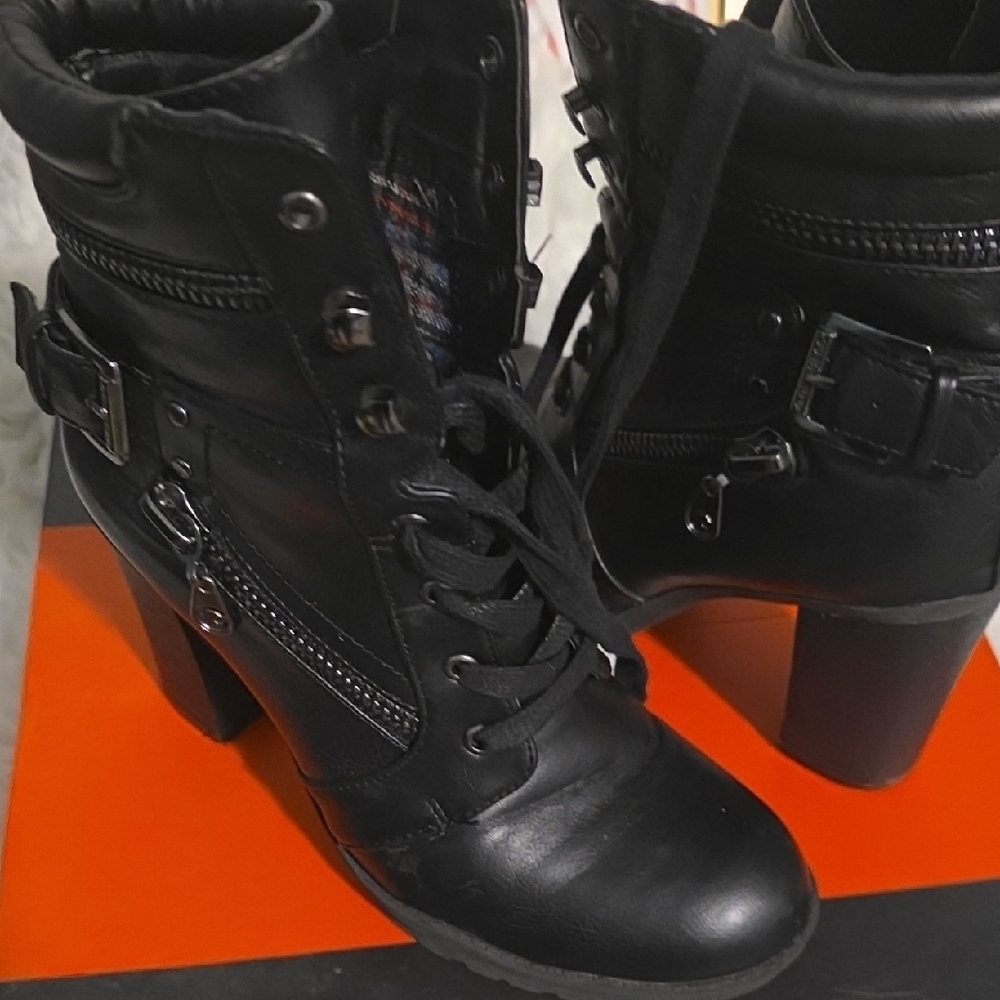 Guess Black Lace-Up High Heel Bootie. Size 7m